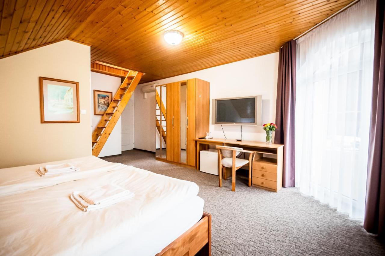 Hotel Squash Centrum Prievidza Extérieur photo