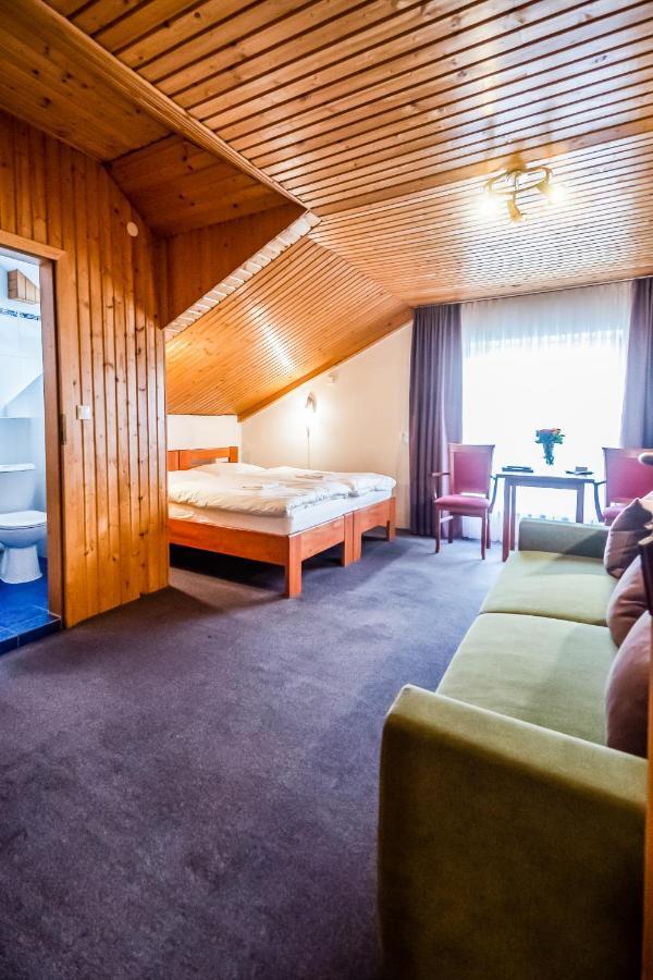Hotel Squash Centrum Prievidza Extérieur photo